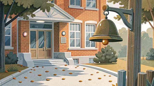 Campanella scolastica su un palo di legno all'ingresso di una scuola, luce del mattino